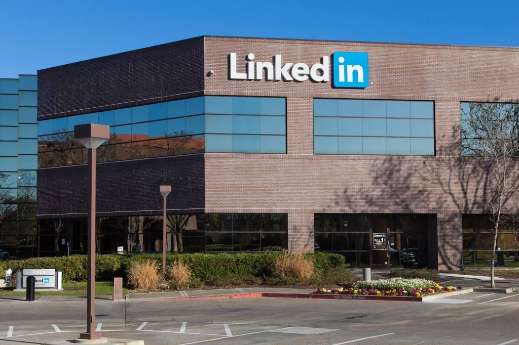 OpenWebTechMag's tweet image. Microsoft peut enfin racheter Linkedin mais en respectant certains engagements openwebtech.fr/microsoft-enfi…