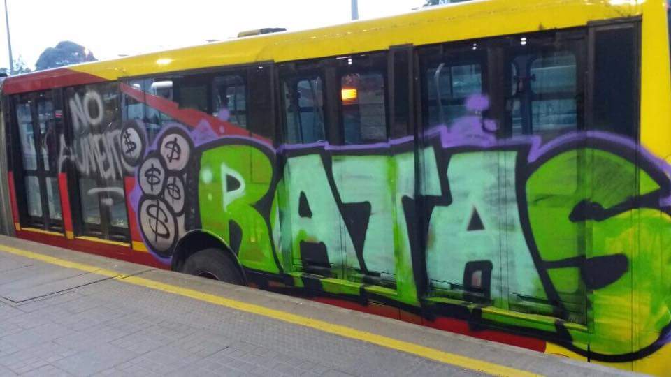 #Ciudad | Así amanece articulado de Transmilenio por anuncio en alza de tarifas @unidosrevocamos @RevocaAPenalosa