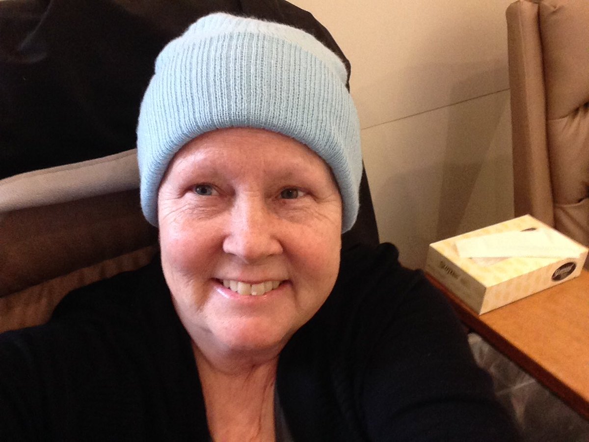 hinkleemily8's tweet photo. My mom sends our family a selfie before chemo every time. Today's her last one and the last selfie I'll get 💗 https://t.co/iEYl8M7uA6