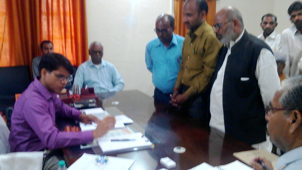 अमेठी। किसानो ने जिलाधिकारी से मिलकर लगायी न्याय की गुहार fb:sahara jeevan
