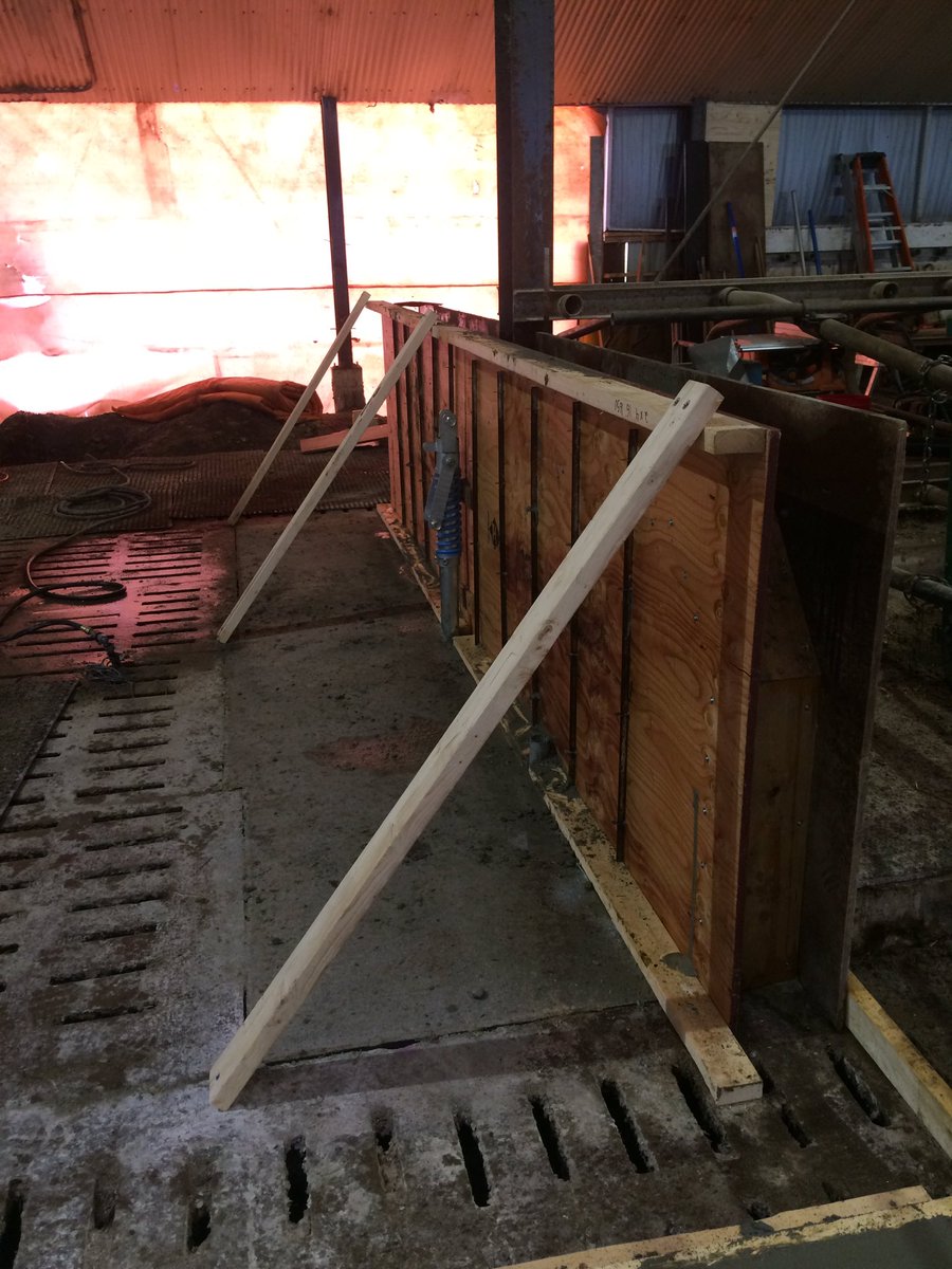 AmandaOConnell5's tweet photo. 2nd day of concrete done! New crossover, robot pit, and floor #robot3 #lely #bossmanjason https://t.co/FHxa9Zljyg