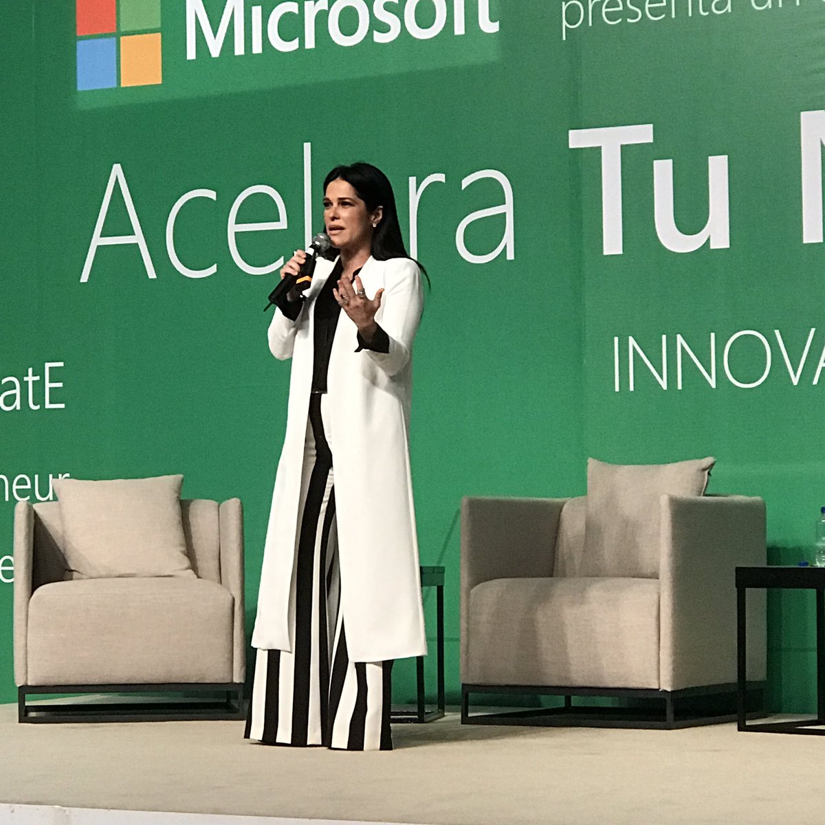 marthadebayle's tweet photo. Compartiendo mis 10 mandamientos para empresarios 👊🏻 @SoyEntrepreneur #AceleratE https://t.co/L5LJO7hdrq