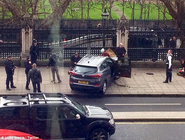 DailyMailUK's tweet photo. Westminster attacker was driving a £28k year-old 4x4 Hyundai registered to affluent Essex area https://t.co/HHJaxxkxYt https://t.co/m5BNCpsiKf