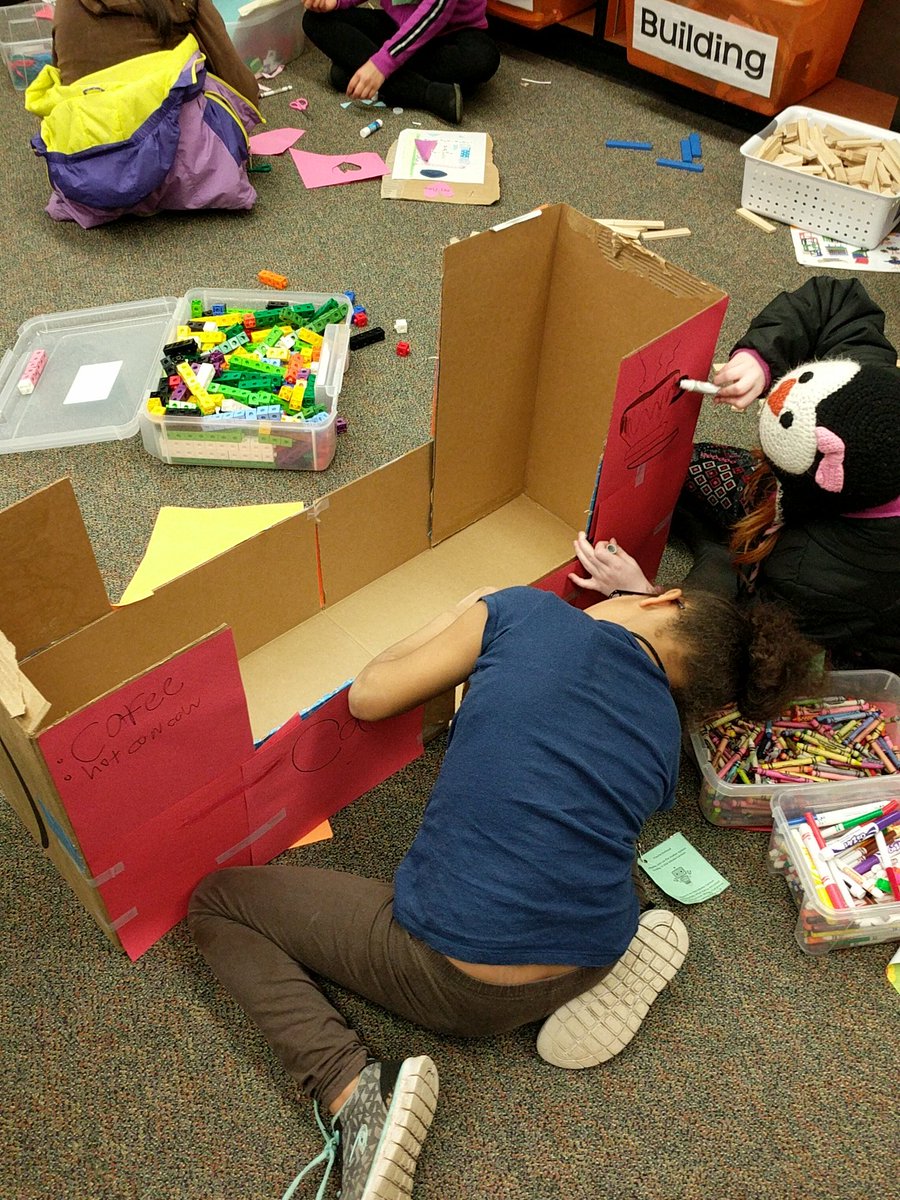 BobbieLoweTL's tweet photo. Making a car!! And yes they fit!! #Trumanmakers https://t.co/7Hapmp4Bgp