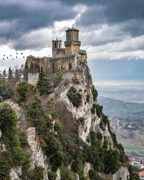 VisitSanMarino's tweet photo. Wow! The #FirstTower Guaita is the #perfectsetting for a #fantasysaga 🏰 ⚔️👑 🛡️! Superb capture @tommycimarelli 🙌. #VisitSanMarino 🇸🇲 https://t.co/YU0SfiNQte