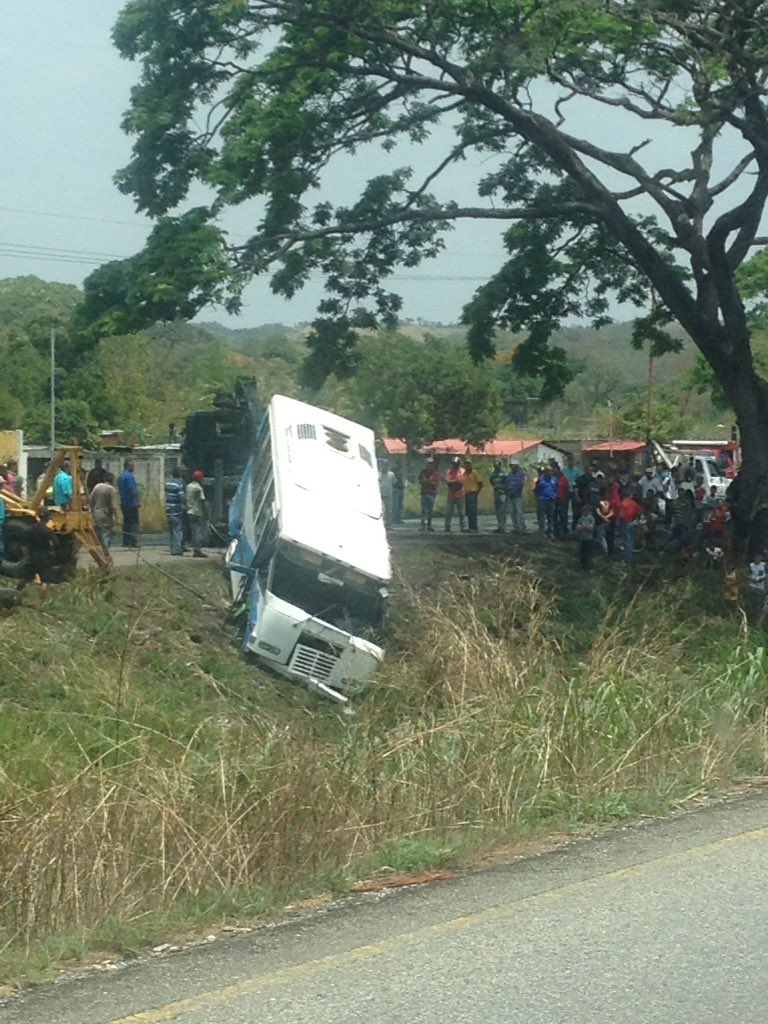 Frederickjose's tweet photo. Vía Barquisimeto acarigua a la altura de los mangos @trafficLARA https://t.co/fEiqsEDHx9