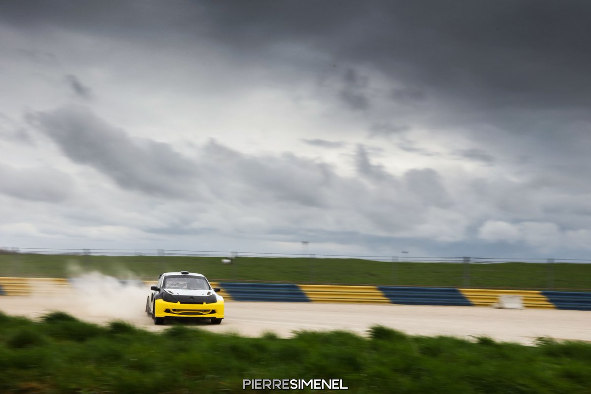 Rallycross_FR's tweet photo. Les 1ers clichés de @GChicherit avec la #Clio #FORSPerformance ! La suite bientôt ! Merci Pierre Simenel pour les photos ! #RallycrossFrance https://t.co/TEZUlJH0sT