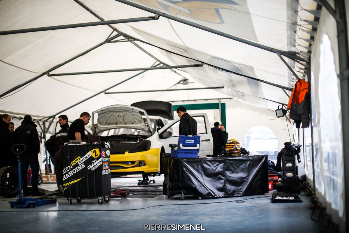 Rallycross_FR's tweet photo. Les 1ers clichés de @GChicherit avec la #Clio #FORSPerformance ! La suite bientôt ! Merci Pierre Simenel pour les photos ! #RallycrossFrance https://t.co/TEZUlJH0sT