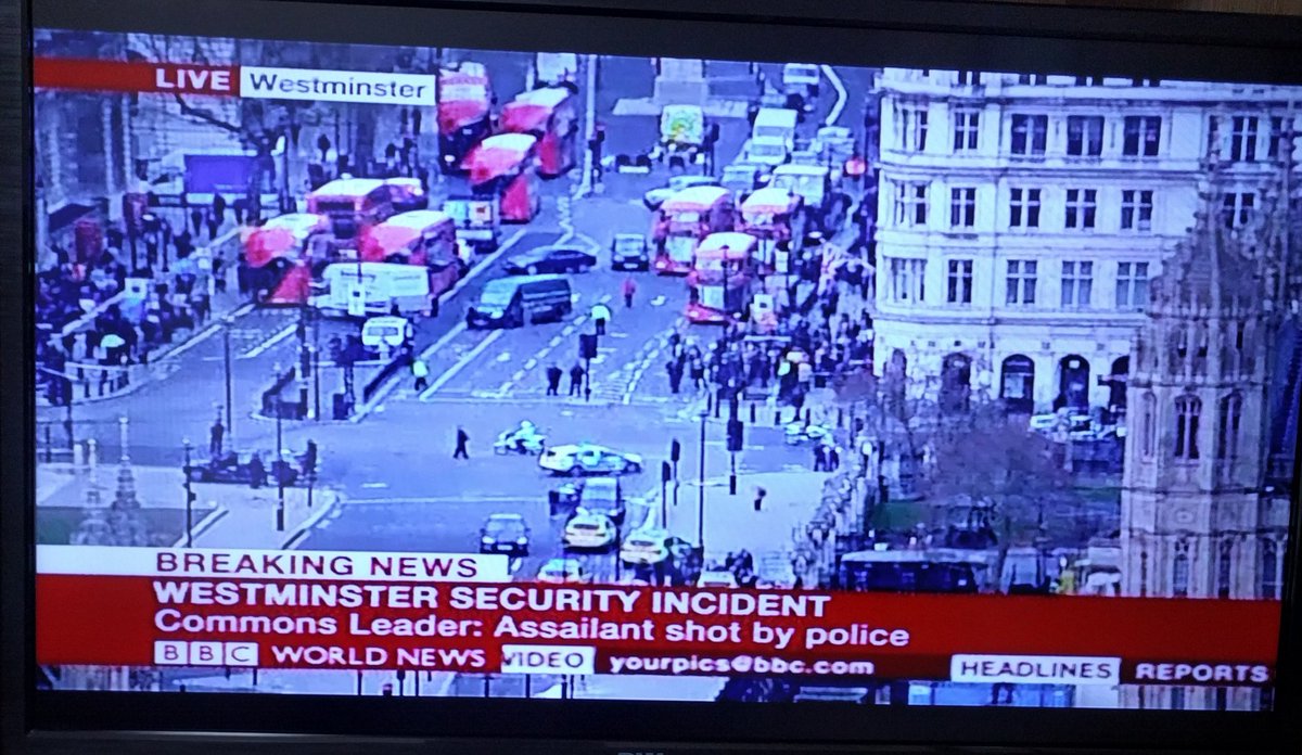 tonythommes's tweet photo. - Une voiture a foncé dans la foule autour du parlement UK. 12 blessés.
- Un policier poignardé à l'intérieur du parlement.
- T. May évacuée https://t.co/wI3eMTUlOt