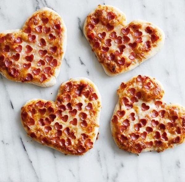 GarotaCiume's tweet photo. Se pizza não é a melhor invenção da humanidade, eu não sei o que é. https://t.co/UKyn8OlHi7