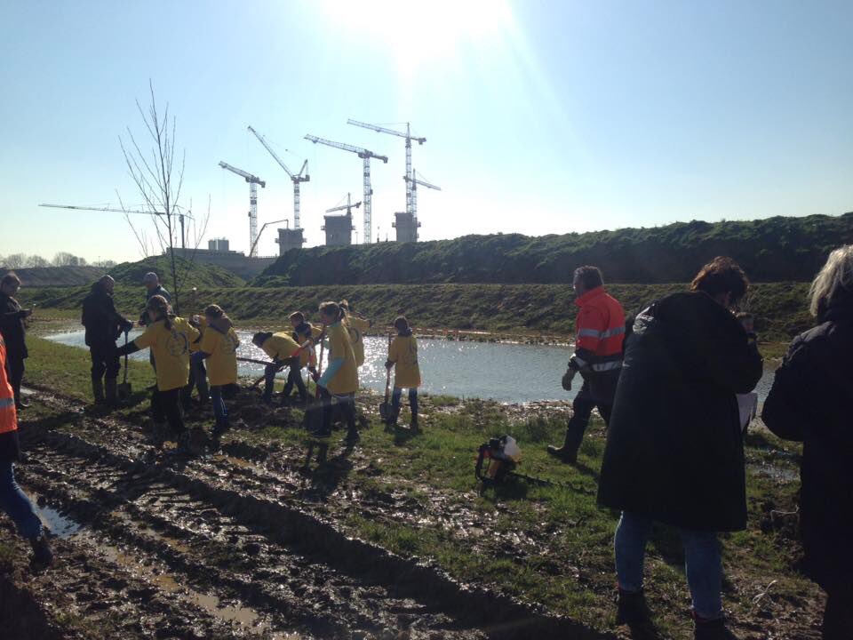 Wat hebben kids van basisschool de Bongerd #haps hard gewerkt vandaag.Samen 30 bomen en zo'n 1000 struiken geplant.#Groenlint #boomfeestdag