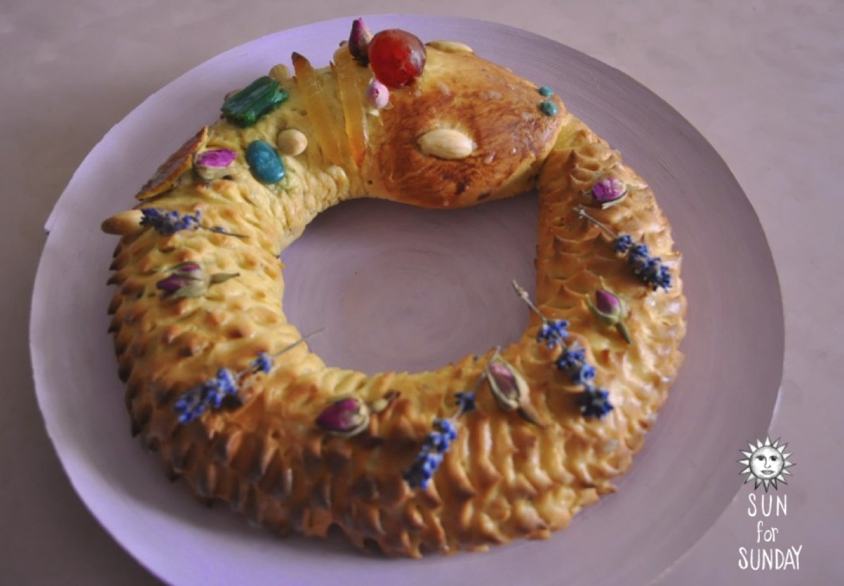 SunforSunday's tweet photo. OUROBOROS - Floral Perfumed Bread
Recipe : https://t.co/dLr1LVtVte
#sunforsunday #food #cooking #art #mysticism #ancient #symbolism #serpent https://t.co/8GAGLTBH0v