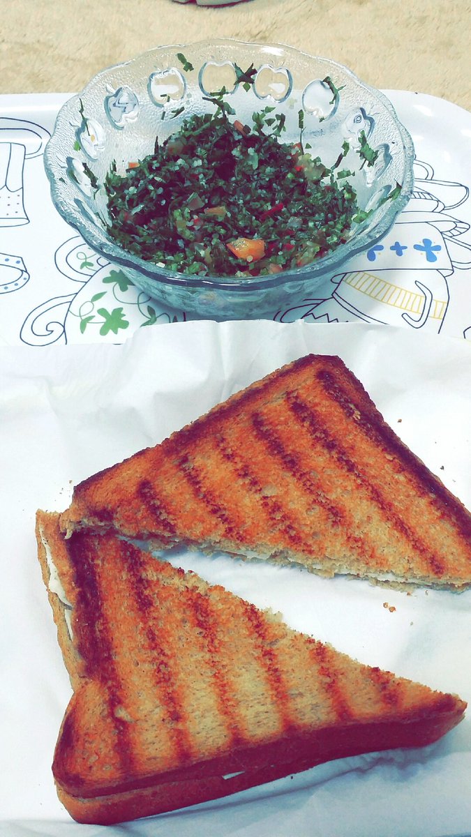 Healthdiet8's tweet photo. غداء اليوم ساندوتش جبن قليل الدسم بالحبة   السوده وتبولة والحمدلله على النعمة ❤  #الرياض #رجيم #سعرات_حرارية  #رشاقة #اليوم_الاربعاء #دايت https://t.co/ogZ8bZy3ID