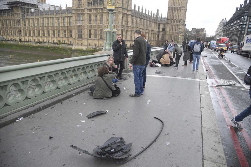 LeFRdeBase's tweet photo. @LeFRdeBase 🔴🚨 De "8 à 10 blessés" sur le pont de #Westminster et des débris (AFP / témoins) #Londres #London https://t.co/hMolHDjEKw