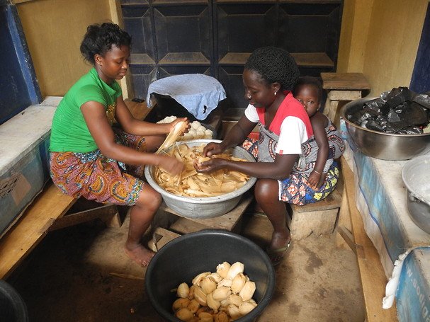 ccfd_tsolidaire's tweet photo. [À réécouter 📻] Microcrédits : depuis 27 ans, #Echoppe accompagne les femmes togolaises en situation de pauvreté 👌 > https://t.co/GNIWqml0Uz https://t.co/jYK3vCr2fP