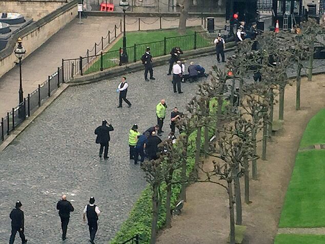 LeFRdeBase's tweet photo. 🔴🚨 #Londres: la Metropolitan Police traite l'incident en qualité d'attentat terroriste. (source @metpoliceuk) #London #Westminster https://t.co/gDhriESYg2