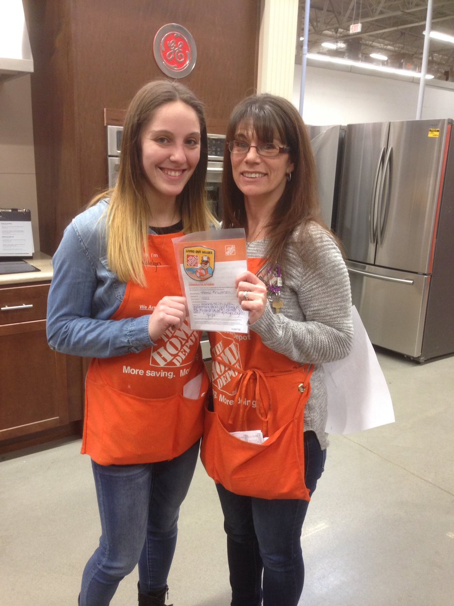 New DH Katelyn thanking fellow DH Theresa with a Homer Award for teaching, training and supporting her getting promoted. Great job ladies!!