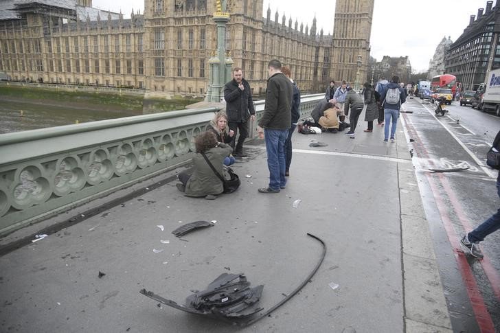 ndtv's tweet image. #UKParliament | Assailant shot, policeman stabbed, several injured in British Parliament incident, Westminster ndtv.com/world-news/uk-…
