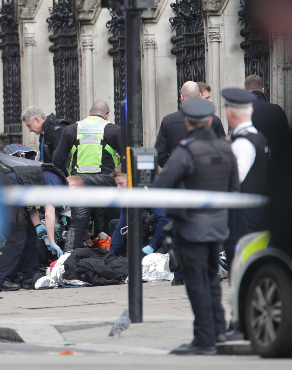 RaiNews's tweet photo. #Londra le immagini subito dopo il duplice attacco davanti al Parlamento #Westminster → https://t.co/jvUJQjAQfs https://t.co/mT4Nd77Qdl