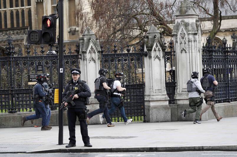 LeFRdeBase's tweet photo. 🔴🚨 ALERTE: IMAGES. la police est en cours d'intervention. #Londres #Westminster #London #Parliament @LeFRdeBase https://t.co/VCnU43RXnb