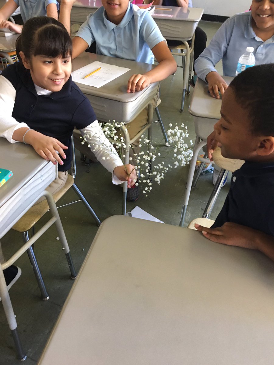 BlackhamRoom119's tweet photo. Enjoyed "smelling the roses" today during Bridgeport's Arts Count Day! @BridgeportPSchl @bridgeportpschls @TurnaroundArts #ArtsCountDay https://t.co/rjWFx2qR7Z
