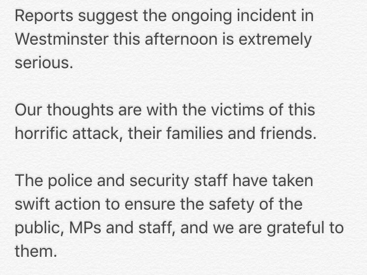 LeFRdeBase's tweet photo. 🔴🚨 #Londres: Le leader du parti travailliste Jeremy Corbyn adresse ses pensées aux victimes. #Westminster #London https://t.co/MRNXfkqu5l