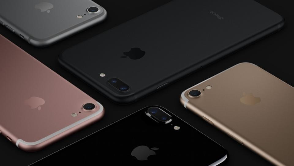 Forbes's tweet photo. Hackers threaten to wipe 300 million iPhones / iCloud accounts unless Apple pays up. Don't panic yet: https://t.co/8QUO9hx2jf https://t.co/pQvktgAjVv