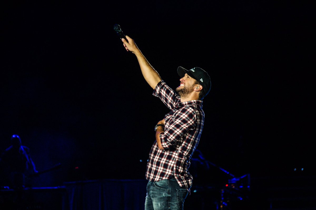 lukebryan's tweet photo. That’s a wrap on the #KillTheLightsTour. Thank you for coming out. https://t.co/O7vWbS3gm8