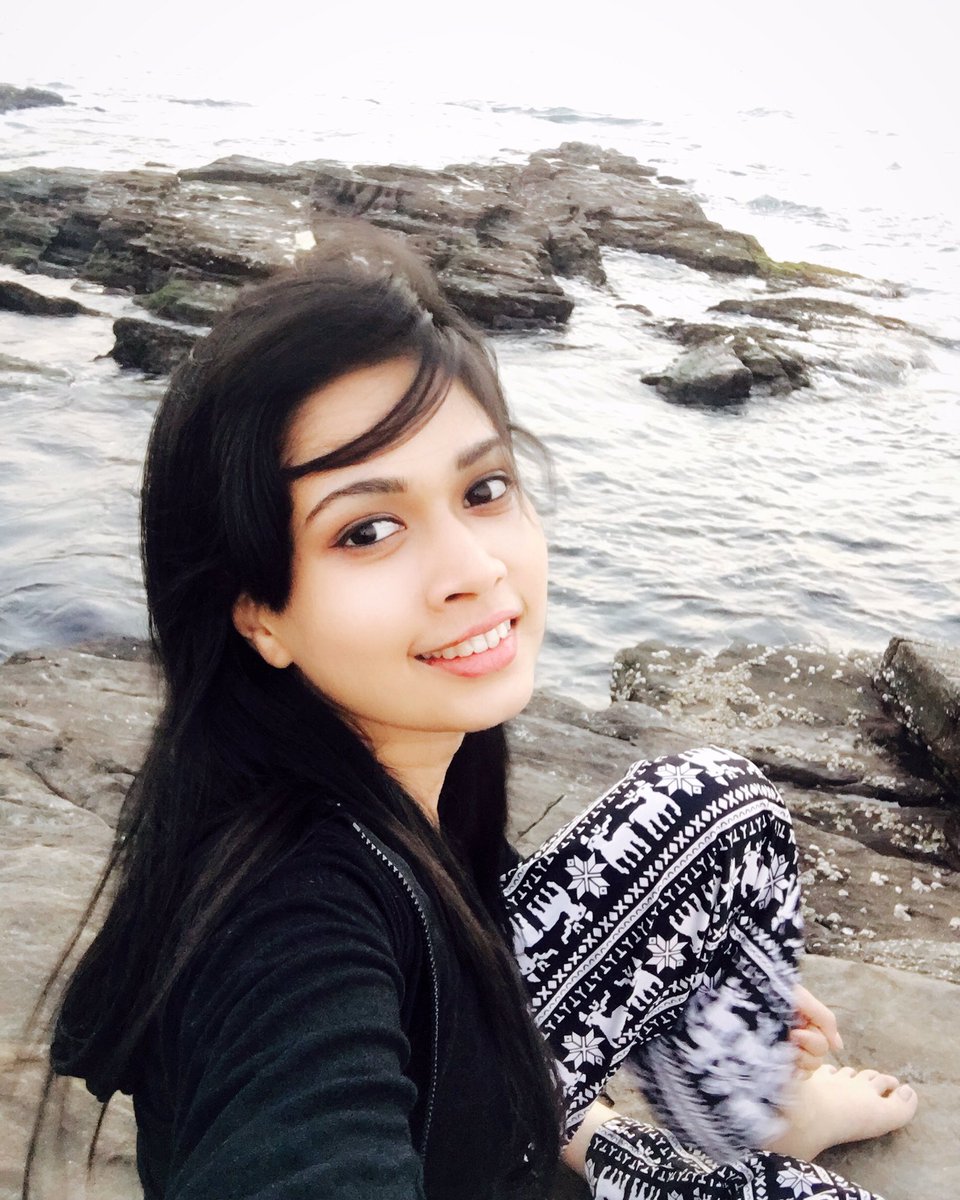 madhuridesai22's tweet photo. Be your happiest self #nomakeup #travelgram #happy #me #girl #hair #nature #throwback https://t.co/6VRTetEero