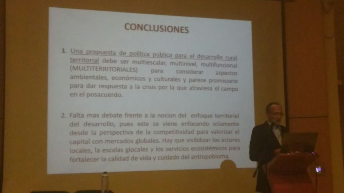 C_HijasDelSur's tweet photo. #TerritoriosAgroecológicos Profesor Álvaro Rivas plantea la multiterritorialidad más allá del desarrollo territorial #ForoUN https://t.co/PprRQPqF1p