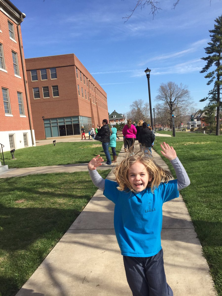 DarrenKLingle's tweet photo. Field trip fun! #rivercampus #Emersonbridge #stronghandshake https://t.co/3Jzc60j7kB