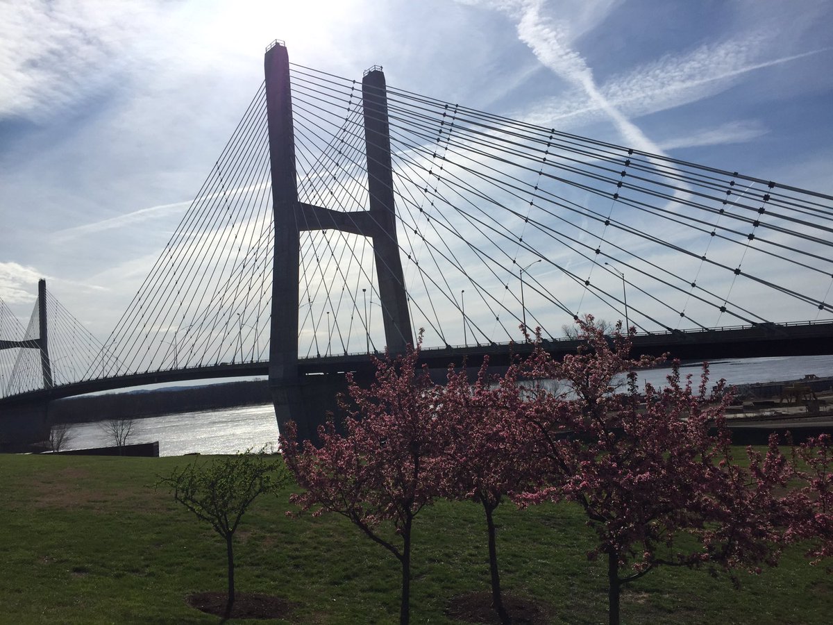 DarrenKLingle's tweet photo. Field trip fun! #rivercampus #Emersonbridge #stronghandshake https://t.co/3Jzc60j7kB