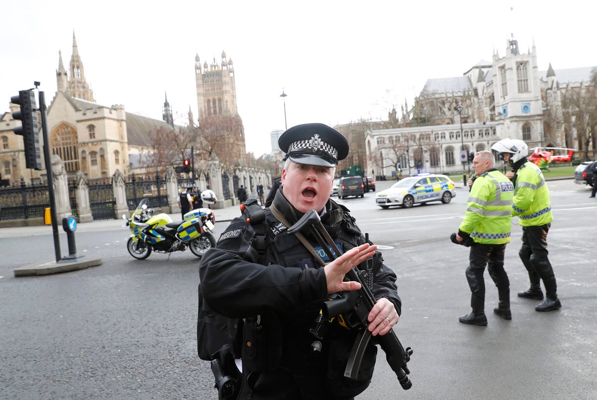 iojandaira's tweet photo. Tiroteio fora do Parlamento britânico deixa feridos; polícia trata como terrorismo https://t.co/xK0Ffz8Ej3 by #MariaLCAb via @c0nvey https://t.co/UhjZ51otuj