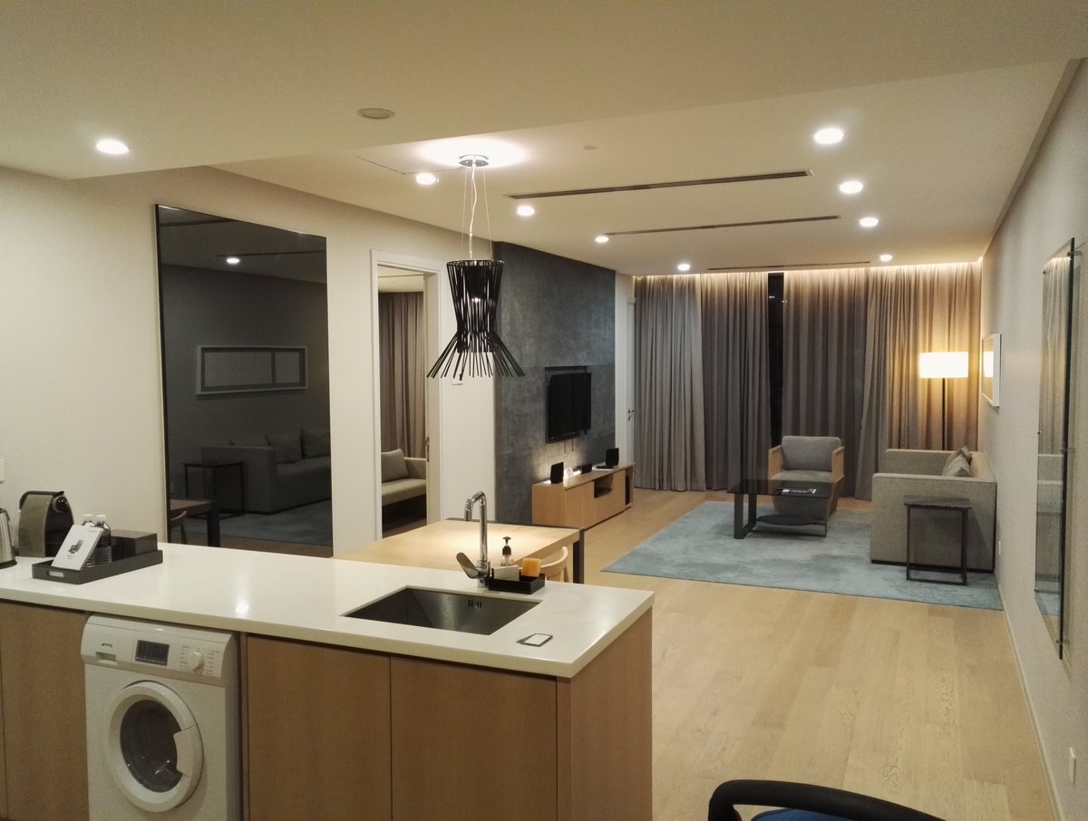 HeikkiKiljunen's tweet photo. Kävipä tuuri kun hotellinvirkailija päivitti ilmaiseksi huoneemme 125m2 huoneistoon 😁 #viisumimatkallamalesiassa #kualalumpur #5tähteä https://t.co/bwm3n1cwiS
