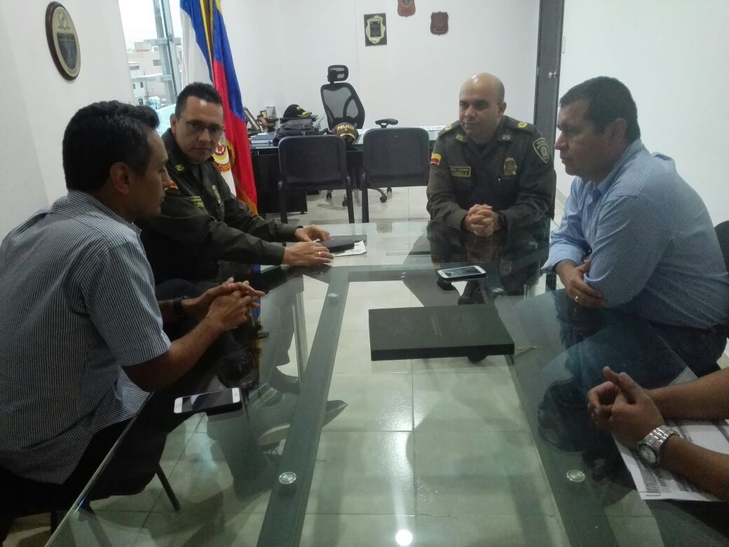 PoliciaDECOR's tweet photo. En #Monteria Con autoridades Municipales y subdirector #Diase tratamos temas de prevención de secuestro y extorsión por una #CordobaSegura https://t.co/XOYDl48Mbz