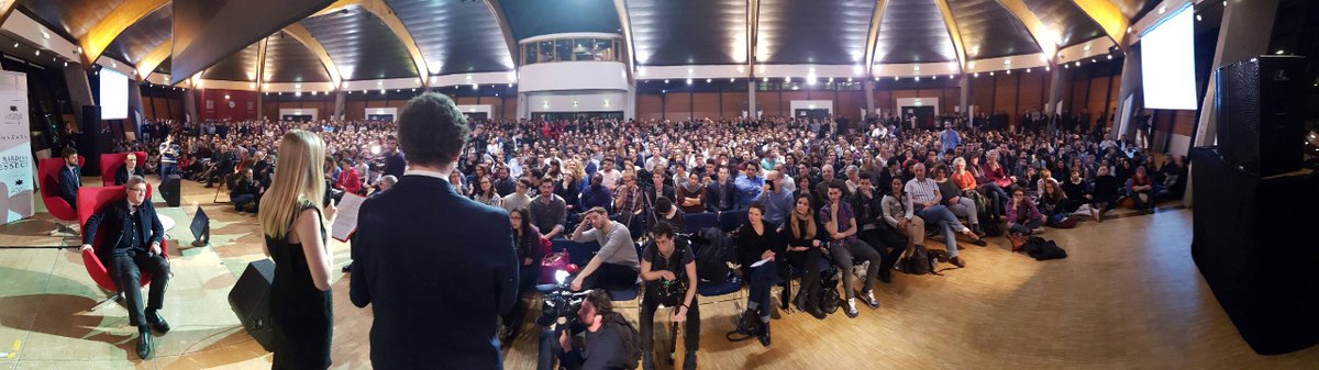 JLMelenchon's tweet photo. 1500 personnes pour #lesmardis à l'ESSEC ce soir ! https://t.co/H6Z0xvEial