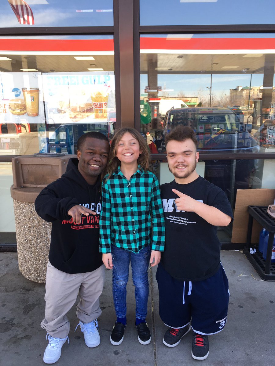 KyleVarnes's tweet photo. My sister took a picture w/ some miget wrestlers.. https://t.co/VqIlxQqWX4