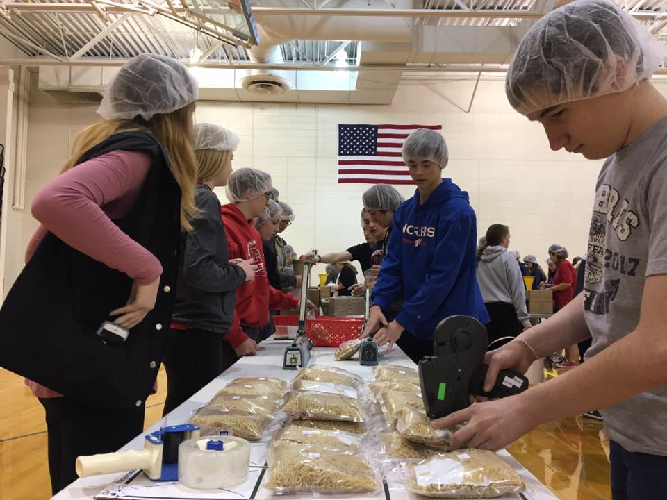 1011_News's tweet image. Students pack 40,000 meals to give back to local food banks: bit.ly/2n81n0O