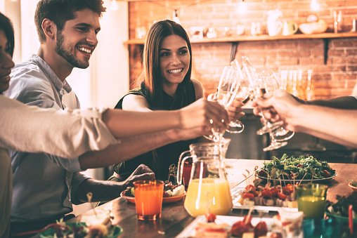LCBO_ATC's tweet photo. Drinking moderately is important when you’re the host. You can handle potential issues better when you can think clearly. #HostingTip https://t.co/Ai0qkDBN2y