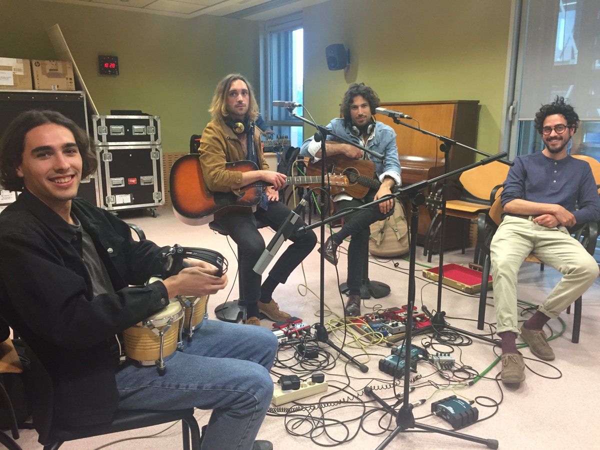 son4diesR4's tweet photo. Acabem el programa amb la música en directe del grup @THEWHEELSBAND #TheYearoftheMonkey! https://t.co/oSZTlGA2ah