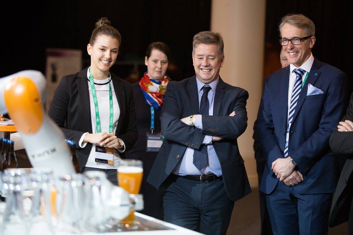 NickBoesl's tweet image. MSP @KeithBrownSNP gets beer poured by KUKA LBR iiwa at #ERF2017 @scotgov @eu_Robotics @KUKA_RoboticsEN #FutureOfRobotics #RoboticGovernance