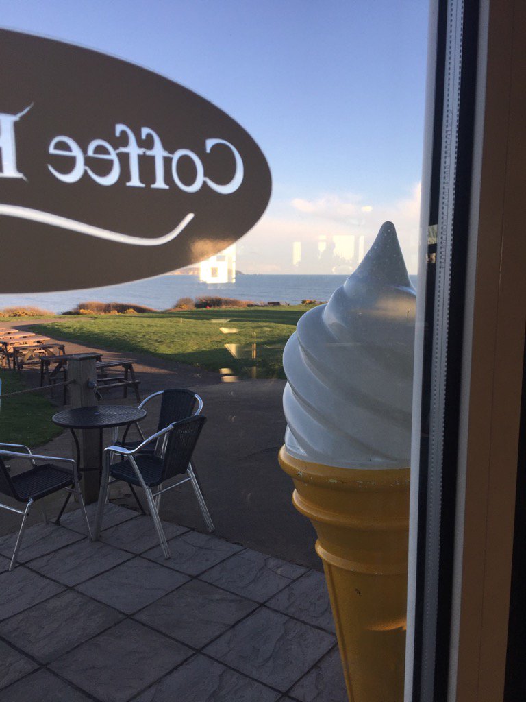 lightworkertype's tweet photo. What a view #highcliffe @DownYourHighSt @SamMcGratty #feelinggrateful #highstreetshouldbeamazing. #needsrescuing https://t.co/CobhOPZCng