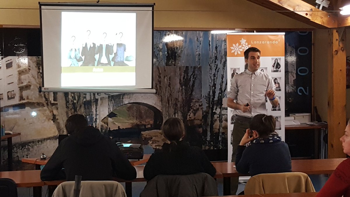 Lanzaranda2016's tweet photo. Mikel nos habla del antes, durante y después en una #entrevista de #trabajo 

@Lanzaderas_EES #Arandadeduero #taller #empleo #talento https://t.co/oSTyu60ywS