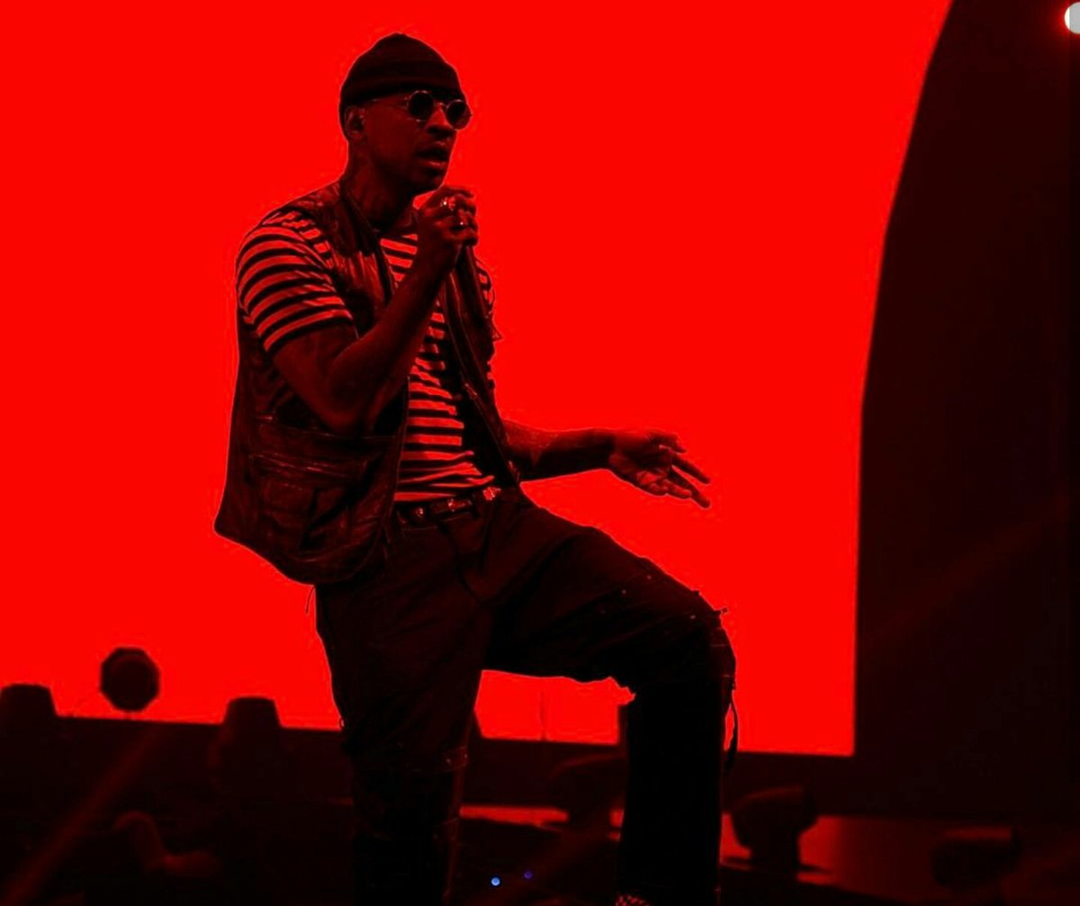 .<a href="/Drake/">Drizzy</a> ends his Boys Meets World tour off with a bang, storming the stage with <a href="/Skepta/">Big Smoke -</a> and <a href="/officialgiggs/">GIGGS</a> #MORELIFE 💥
