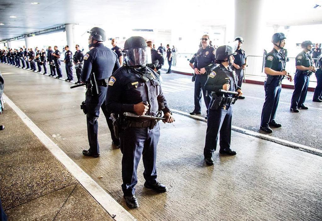 kylegrillot's tweet photo. LAX protests for AFP.
#laxprotest #muslimban #trump #isolate #police #immigration #travel https://t.co/CpI0TEdyyr