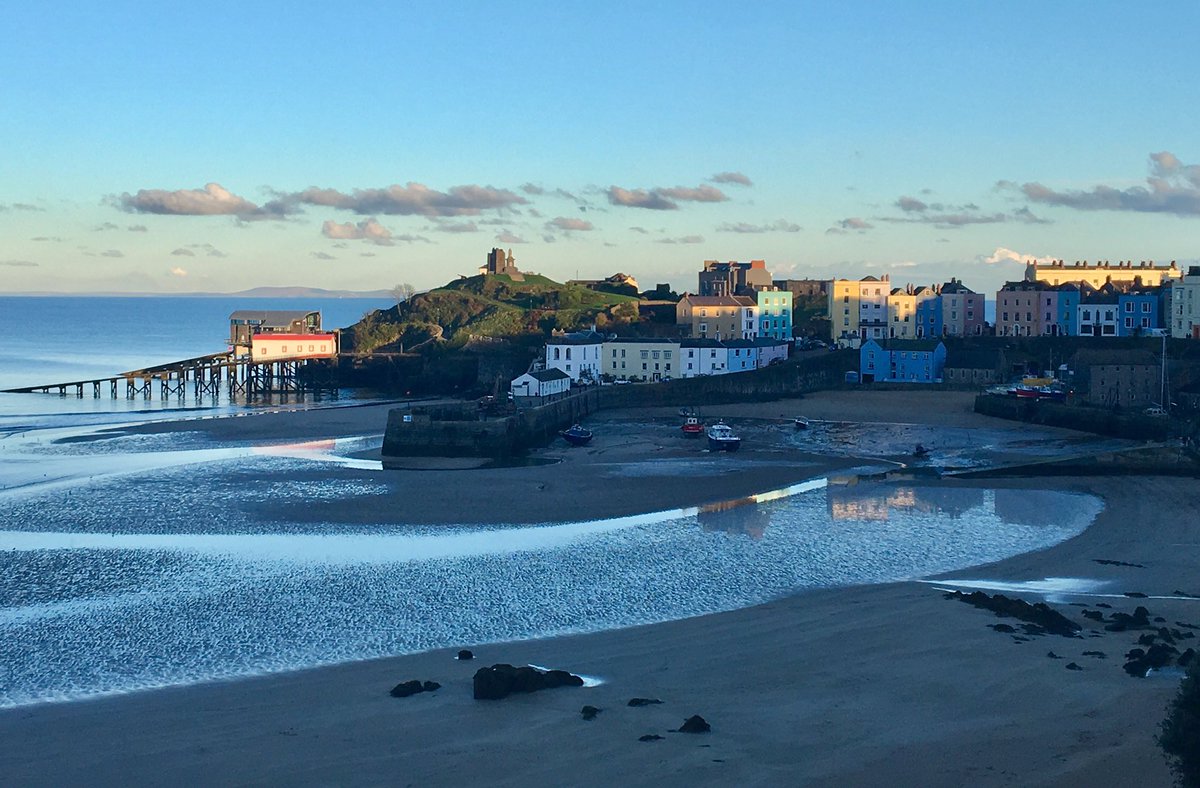 LlewellynMandy's tweet photo. Looking at Tenby Harbour just now @ruthwignall @DerekTheWeather @Sue_Charles @ItsYourWales @BBCWthrWatchers @TenbyOfficial #phonepic https://t.co/VPasPphbKO