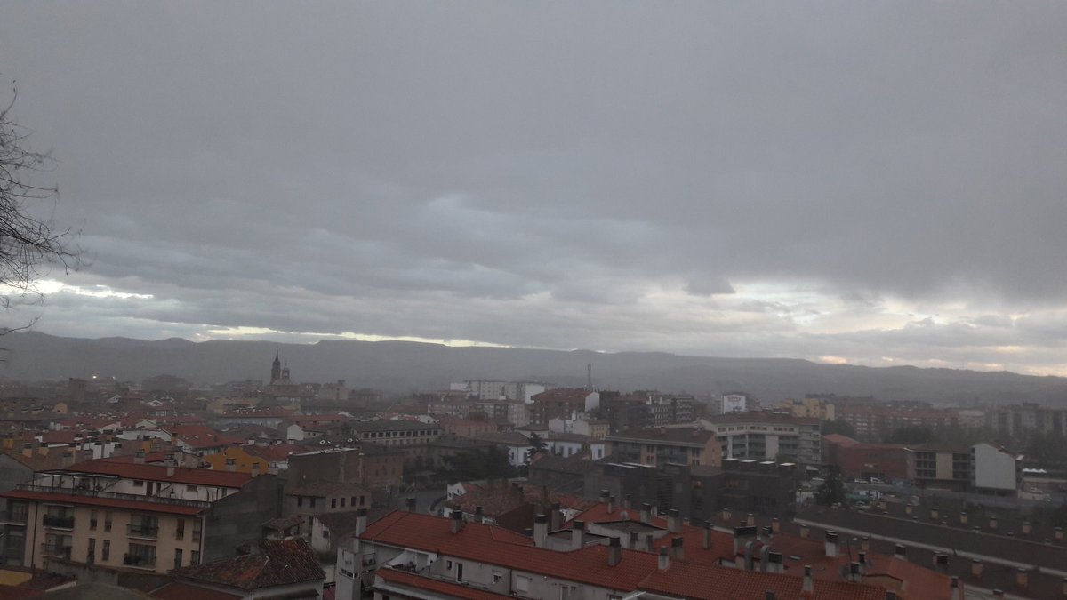 Javier_GS92's tweet photo. Comienza la lluvia @MeteoCalatayud https://t.co/bj9NL95HoL