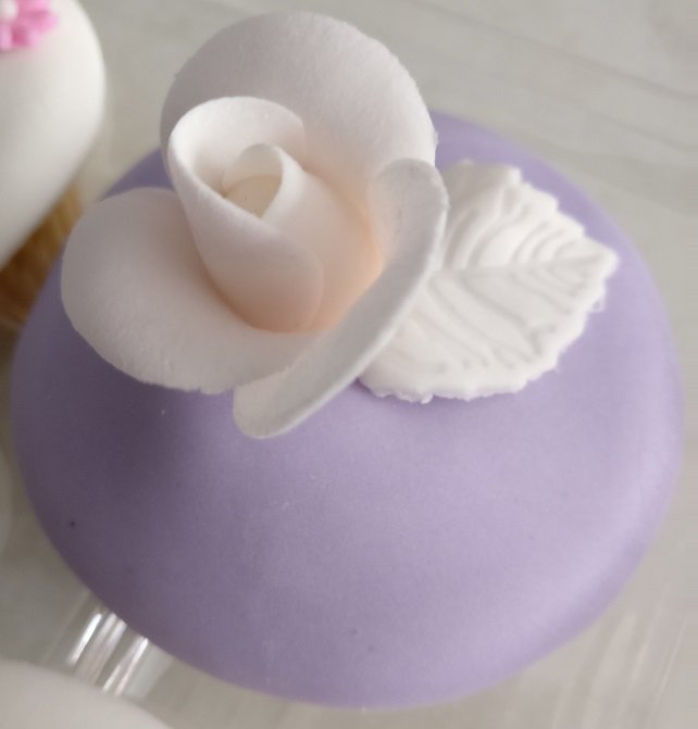 bakery_fantasy's tweet photo. En los preparativos de la boda, la degustación. #mesadulce.  #bakeryfantasy #cupcakes #quequeboda #galletas #pasteldesnudo https://t.co/Fl9ZKUGVoz