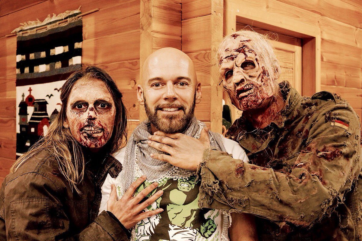 Darkness falls across the land... 🌚
#ZombieApocalypse #WalkingDead #huhuuu