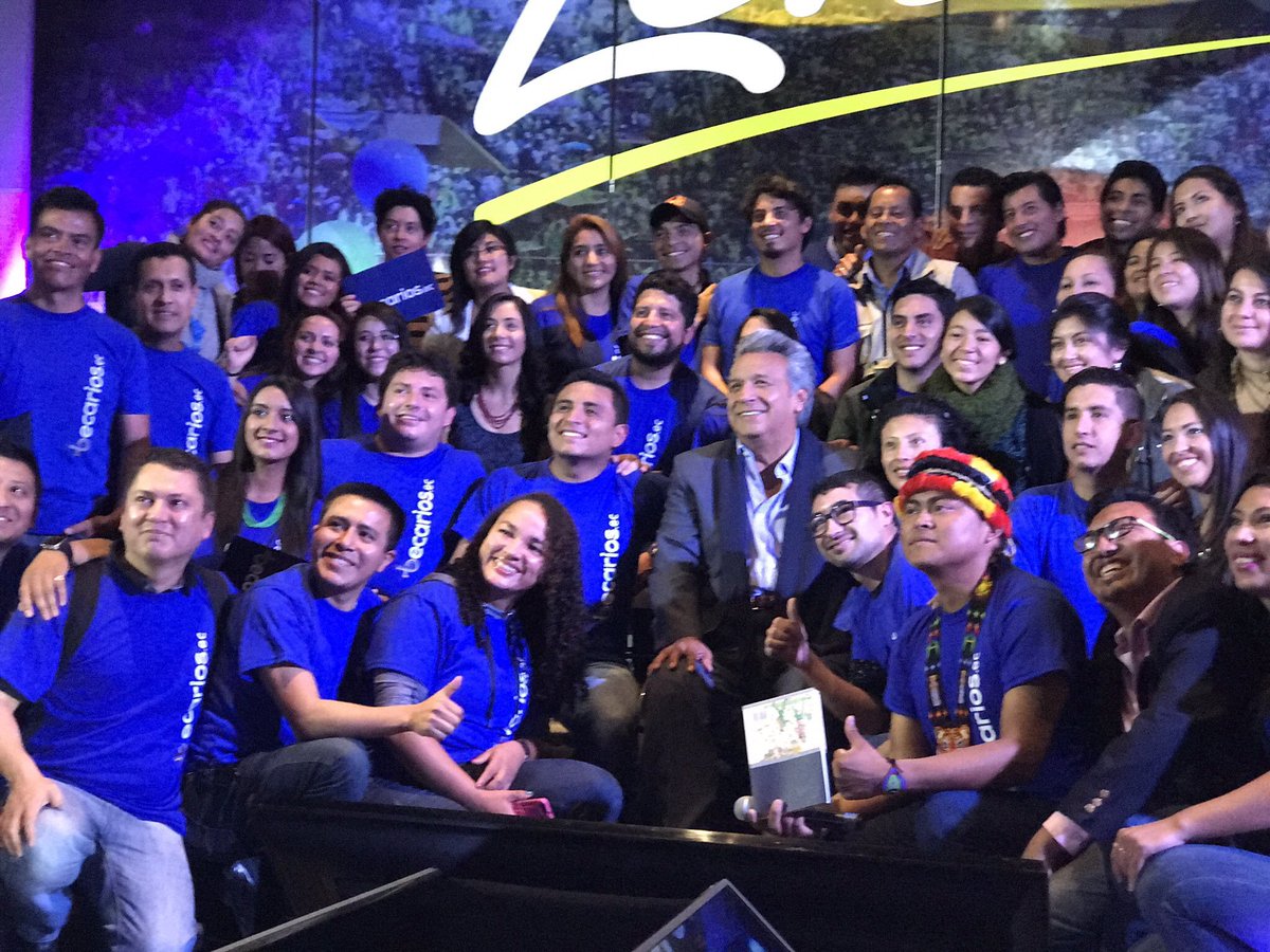 RicardoPatinoEC's tweet photo. Hermosa foto de @Lenin con nuestros becarios. Excelente la idea de crear Secretaría de la Juventud https://t.co/4w74O2IGfC